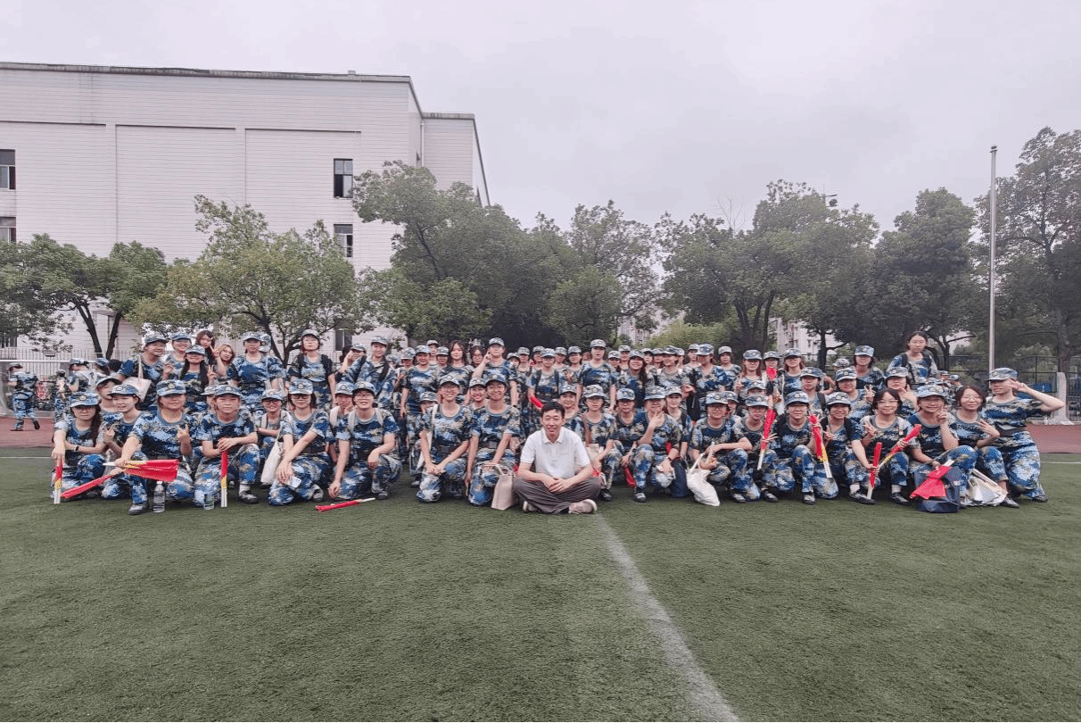 迷彩砺心，青春绽放｜艺术设计学院2026级新生军训纪实