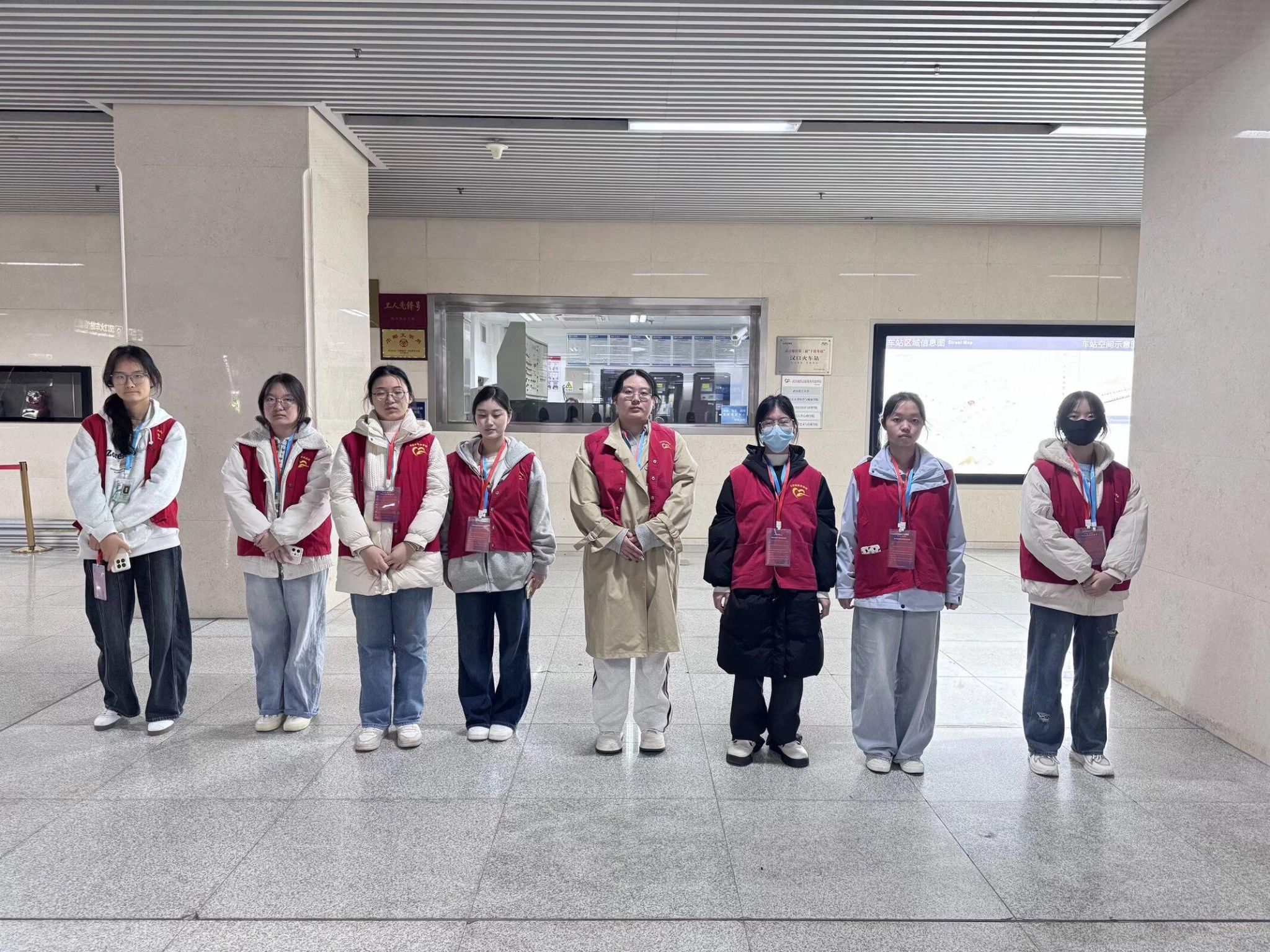 艺同劳 | 汉口火车站地铁站:轻工志愿暖地铁 青春服务助畅行