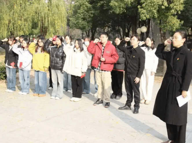 艺同红 | 艺术设计学院组织党员宣誓暨党员宿舍挂牌活动