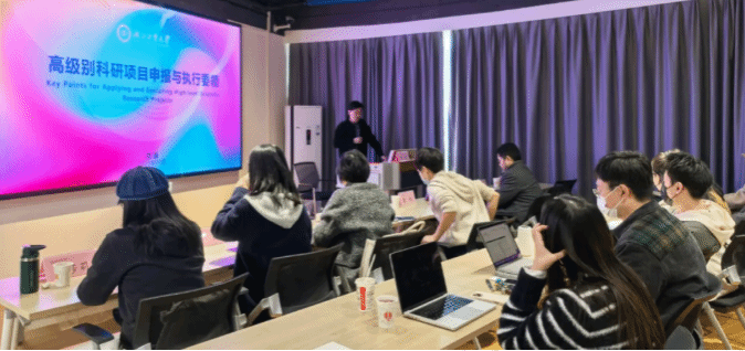 湖北工业大学艺术设计学院院长饶鉴教授来院作报告