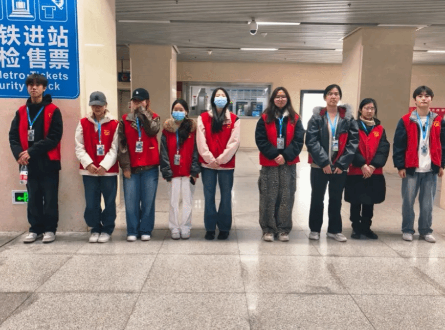 艺同劳 | “锋”华正茂，志愿同行——武汉轻工大学艺术设计学院青年志愿者“三八”妇女节服务汉口火车站地铁
